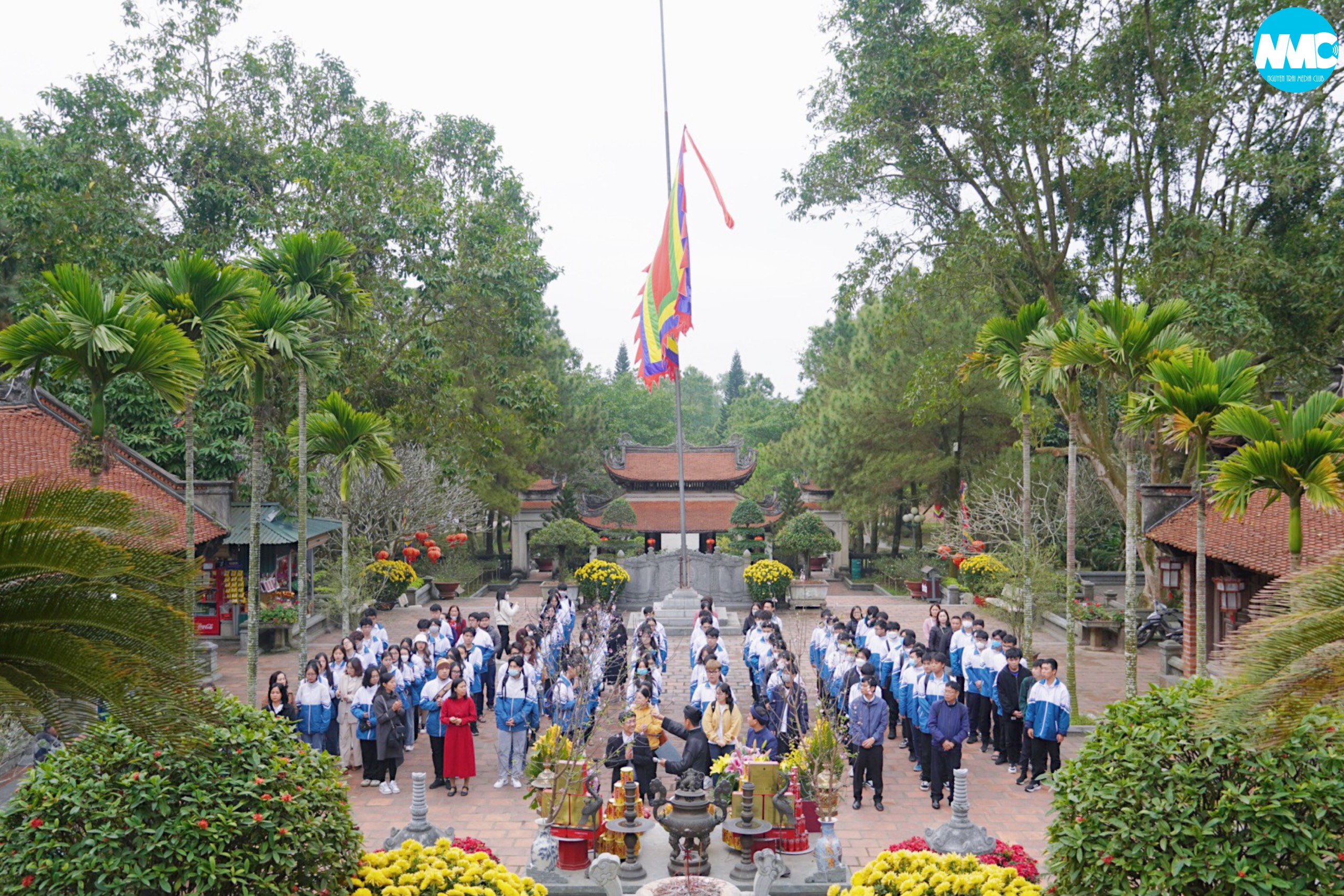 Lễ dâng hương của các sĩ tử đội tuyển Quốc gia trường THPT Chuyên Nguyễn Trãi năm học 2022-2023